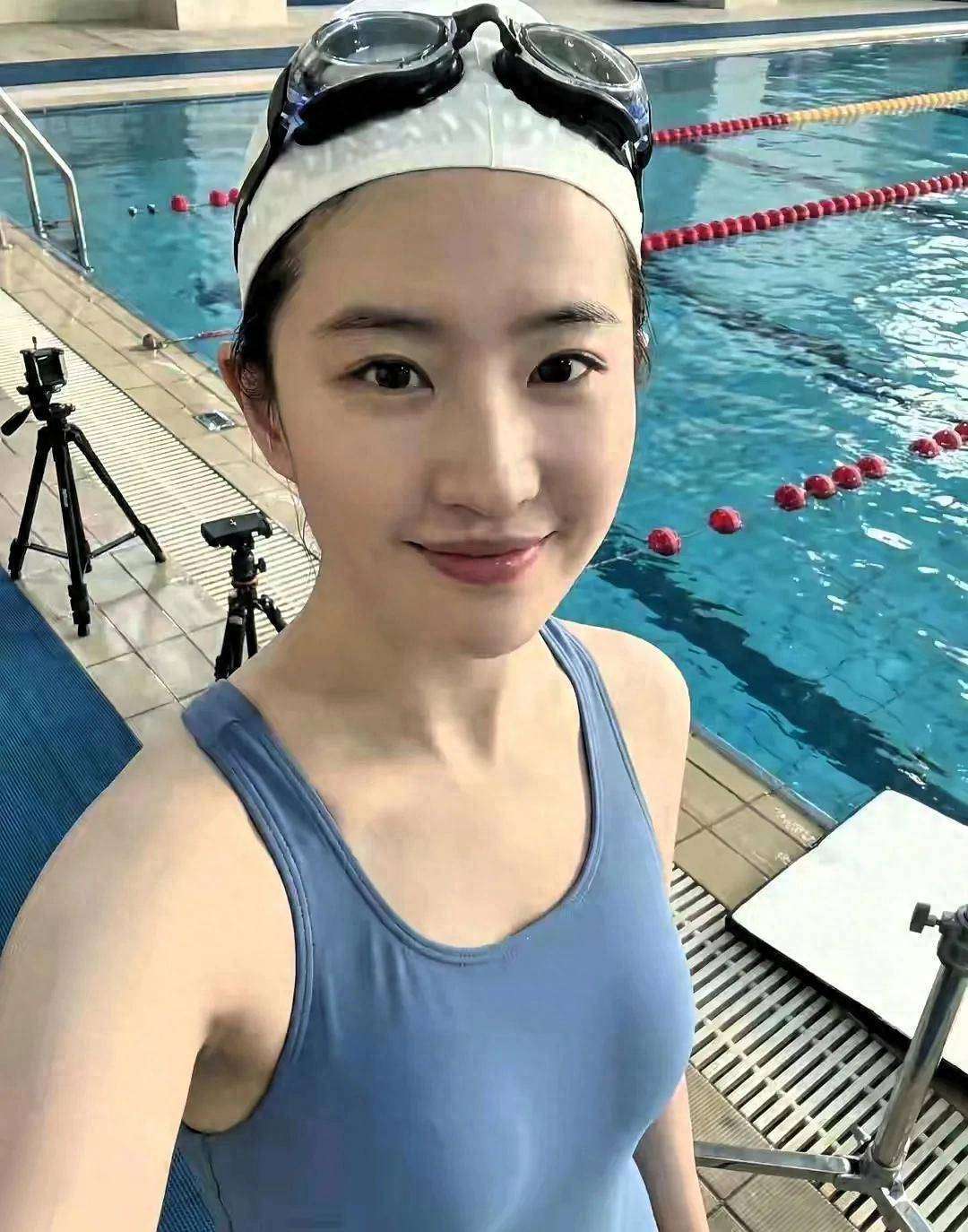 刘亦菲游泳照曝光身材引争议
