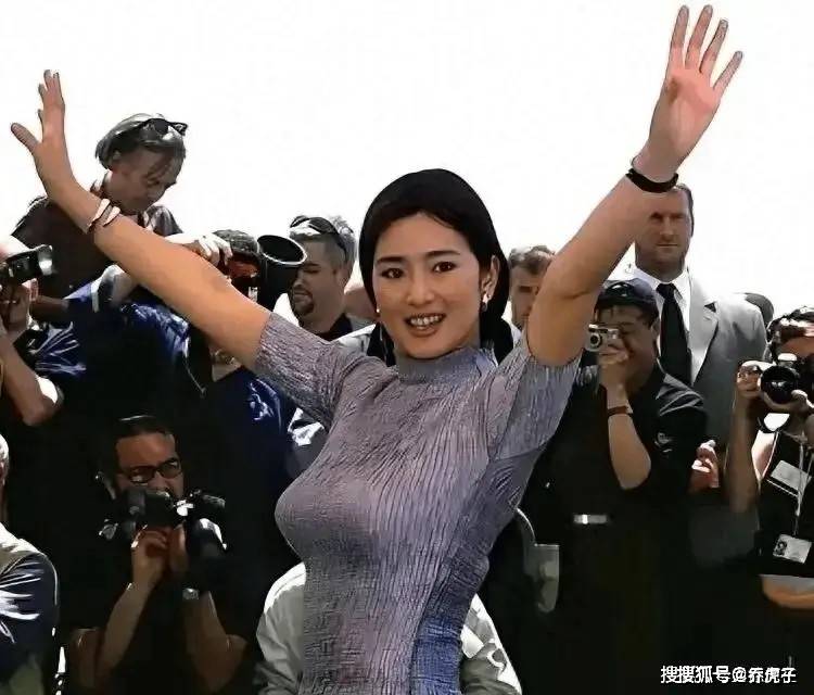 有种“原始美”叫巩俐的身材！明明一丝不露